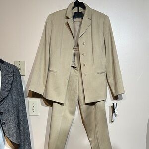 Larry Levine camel suit net